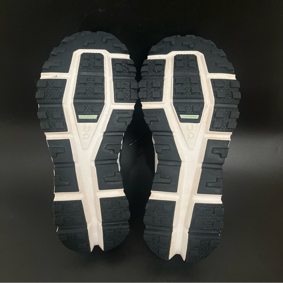 On Cloud Cloud Ultra Trail Running Shoes Womens Sz 7.5 Black & White - Picture 13 of 14